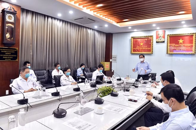 Thủ tướng Phạm Minh Chính bày tỏ cảm ơn lực lượng y tế cả nước đã hết sức trách nhiệm, thể hiện cao độ lòng yêu nước, tinh thần hết lòng cứu chữa người bệnh, “thầy thuốc như mẹ hiền”. Ảnh VGP/Nhật Bắc.