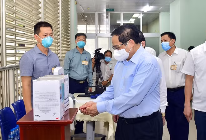 Thủ tướng rửa tay sát khuẩn trước khi vào làm việc với BV Chợ Rẫy. Ảnh: VGP/Nhật Bắc.