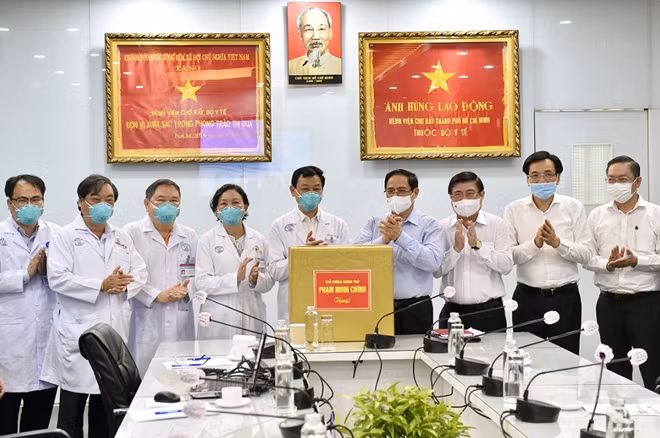 Thủ tướng động viên tập thể cán bộ, nhân viên, y, bác sĩ BV Chợ Rẫy. Ảnh: VGP/Nhật Bắc.