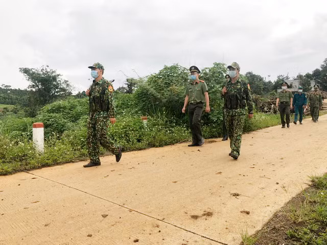 Công an, Quân đội tuần tra – Lực lượng Công an phối hợp với lực lượng Quân đội tăng cường tuần tra, kiểm soát bảo đảm ANTT và làm tốt công tác phòng , chống dịch COVID-19 ở địa bàn biên giới.