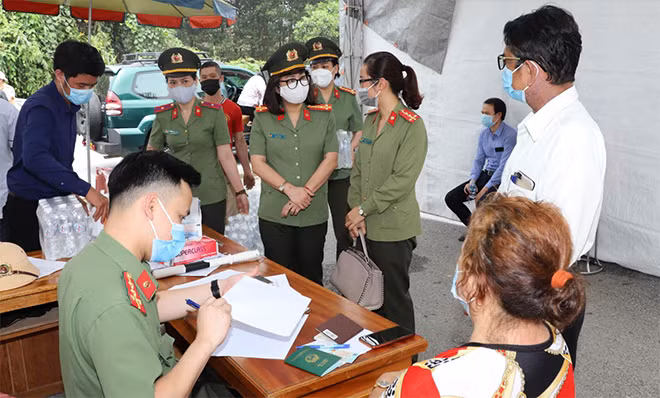 Lãnh đạo Công an tỉnh thường xuyên đôn đốc, chỉ đạo công tác phòng, chống dịch COVID-19 tại các chốt kiểm dịch y tế.