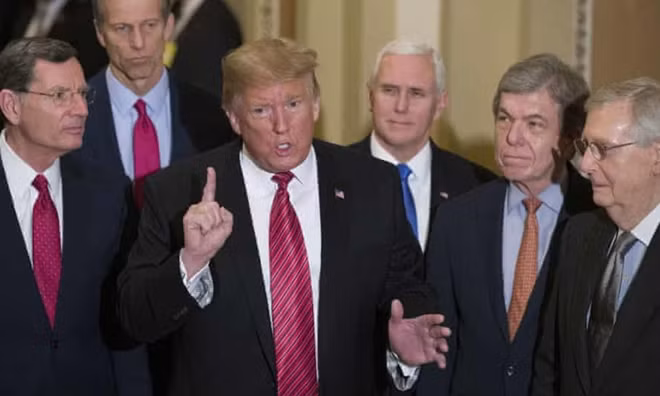 Các thượng nghị sĩ lắng nghe khi ông Trump phát biểu vào năm 2019.