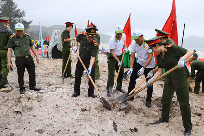 Thầy thuốc nhân dân Nguyễn Khắc Thủy trong một hoạt động bảo vệ môi trường của lực lượng CAND tại bãi biển Quảng Ninh.