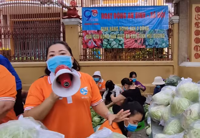 Rau củ quả “giải cứu” được nhóm thiện nguyện bắc loa kêu gọi người dân tới nhận