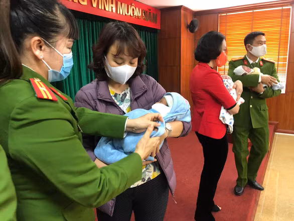 Các cháu bé được lực lượng Công an giải cứu.