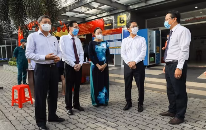 Đồng chí Trần Tuấn Anh trò chuyện với các cử tri.