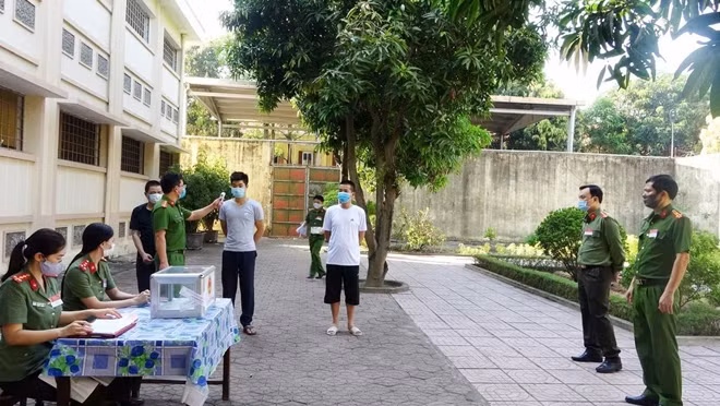Các 'cử tri đặc biệt' thực hiện quyền bầu cử của mình.