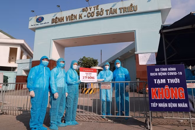 Hoạt động trao tặng được diễn ra tại khu vực cổng bệnh viện K cơ sở Tân Triều.