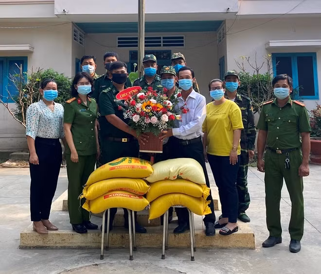 Trung tá Nguyễn Thị Kim Phụng (thứ 2 từ trái qua) cùng đoàn công tác đi thăm hỏi và tặng quà cán bộ, chiến sĩ ở chốt chống dịch.