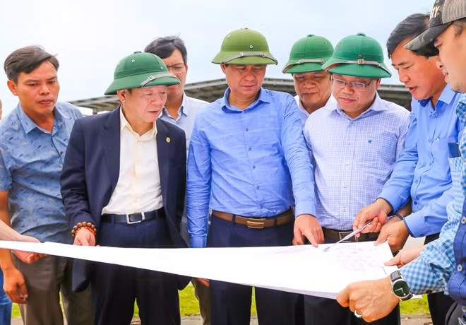 Ông Võ Văn Hưng, Chủ tịch UBND tỉnh Quảng Trị và ông Đỗ Quang Hiển, Chủ tịch HĐQT kiêm Tổng Giám đốc Tập đoàn T&T Group đi khảo sát thực địa dự án sân bay Quảng Trị.