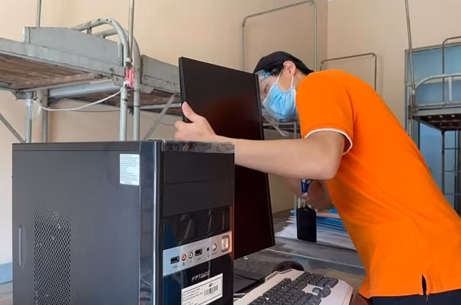 FPT lắp đặt thiết bị công nghệ phuc vụ vận hành an toàn, hiệu quả cho Bệnh viện dã chiến.