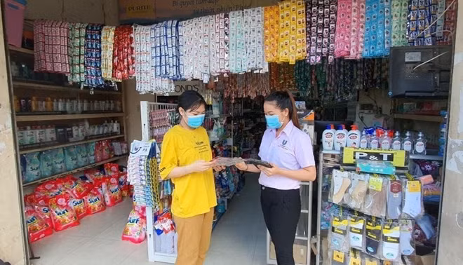 Các nhân tại một cửa hàng thực phẩm ở Quận 1 trong thời gian chờ kết quả xét nghiệm.