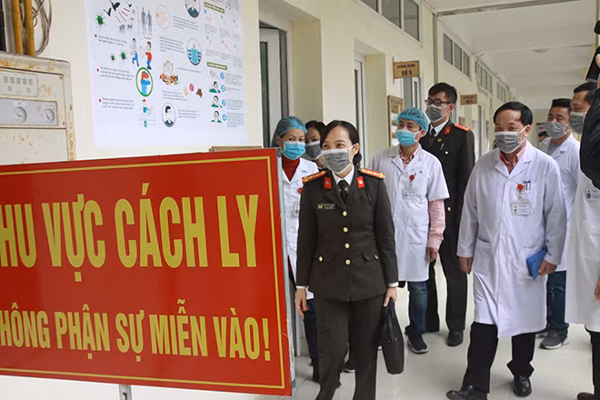 Đại tá Phạm Thị Lan Anh và đoàn công tác Ban Chỉ đạo phòng, chống dịch bệnh của Bộ Công an kiểm tra phòng lây nhiễm chéo và lập khu cách ly phòng dịch tại Bệnh viện 19-8.