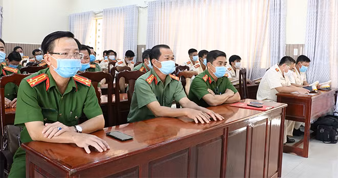 Các đại biểu tham dự Hội nghị sơ kết công tác Công an 6 tháng đầu năm 2021.