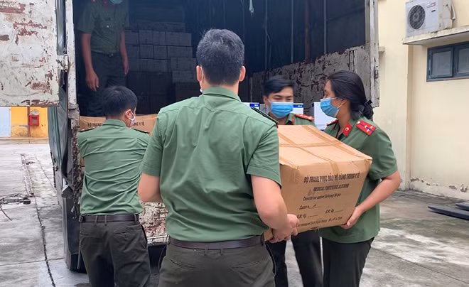 Cán bộ chiến sĩ chủ động chuyển các mặt hàng trang thiết bị bảo hộ phòng chống dịch từ Kho của Bộ Công an tới hỗ trợ Công an các tỉnh và các đơn vị tuyến đầu.