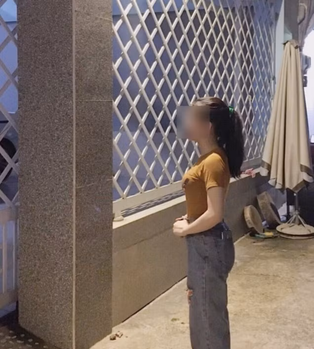 Huyền Trâm đứng trước cửa nhà của anh rể, mong được tha thứ. Huyền Trâm đứng trước cửa nhà của anh rể, mong được tha thứ.