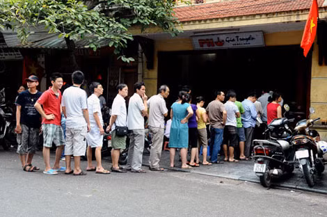 Một quán phở gia truyền đông khách ở Hà Nội.