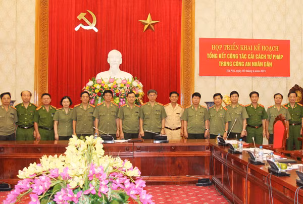 Thứ trưởng Bùi Văn Nam và các đại biểu dự buổi họp.