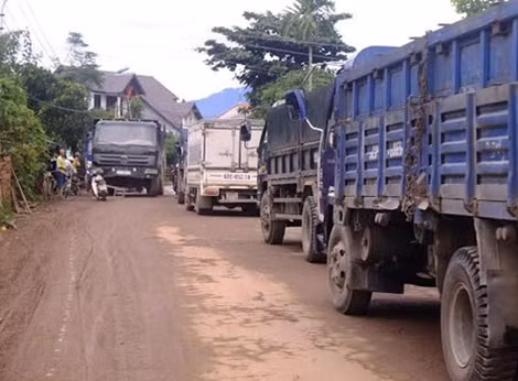 Nhiều xe công trình bị chặn đứng phải tạm dừng hoạt động.