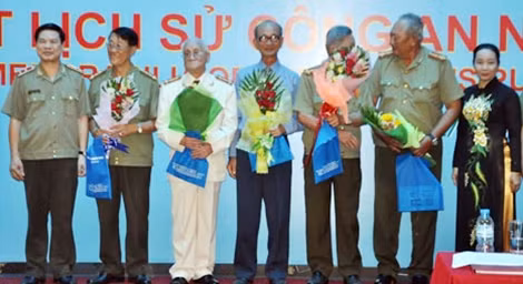 Ban tổ chức và một số cá nhân trao tặng hiện vật.