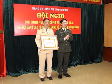 Thừa ủy quyền của Ban Thường vụ Đảng ủy Công an Trung ương, Thiếu tướng Nguyễn Xuân Ngư, Uỷ viên Đảng ủy CATƯ, Phó Chủ nhiệm Thường trực Ủy ban Kiểm tra Đảng ủy CATƯ trao Bằng khen cho Đại tá Đào Vịnh Thắng, Trưởng Phòng CSGT Công an Hà Nội.