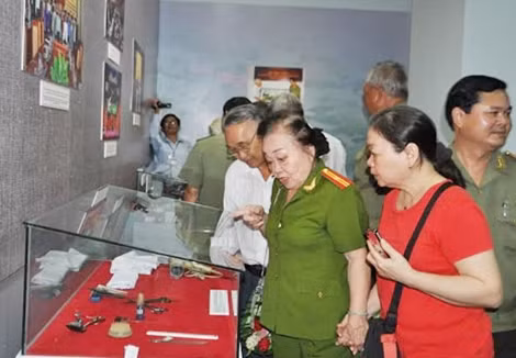 Khách tham quan triển lãm sau lễ khai mạc.