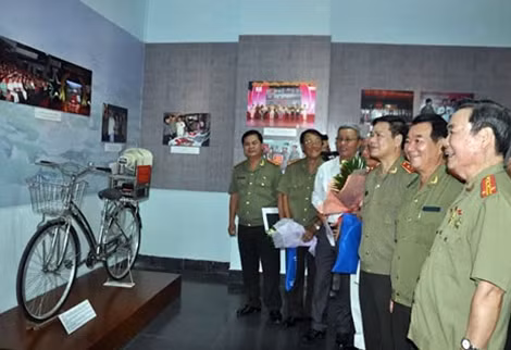 Các đại biểu tham quan triển lãm tại Bảo tàng Chứng tích Chiến tranh.