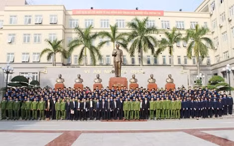 Các học viên ngành Tư pháp hình sự chụp ảnh lưu niệm với ban giám đốc Học viện CSND ngày 9-12.