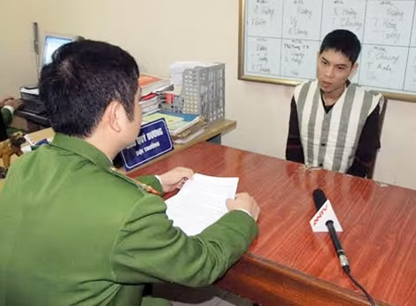 Hỏi cung đối tượng Phạm Văn Hà.