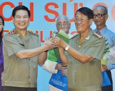 Trung tướng Nguyễn Xuân Mười, Phó Tổng cục trưởng Tổng cục Chính trị Bộ Công an tiếp nhận hiện vật tại TP HCM.