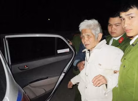 24h đêm 8-12, các cán bộ Công an huyện Thanh Trì đưa ông Hải ra xe về với gia đình.