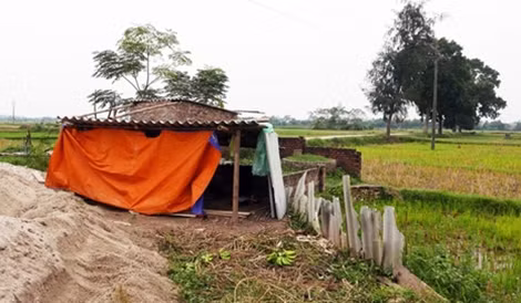 Khu lán tạm nơi nghi can Nguyễn Văn Kỳ tá túc được dựng bên lề đường trên cánh đồng thuộc thôn 3, xã Hương Ngải (Thạch Thất). Lán được dựng tạm bợ bằng vài tấm phibrô ximăng, mặt trước che bằng tấm bạt lớn.