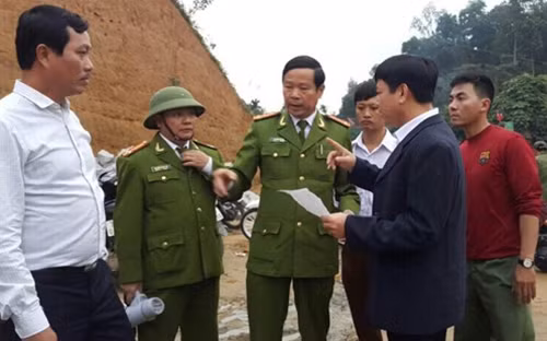 Đại tá Nguyễn Văn An, Phó giám đốc Công an tỉnh Hà Tĩnh trực tiếp chỉ đạo công tác cứu hộ tại hiện trường.