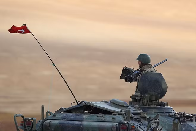 Thổ Nhĩ Kỳ biện minh là đưa quân sang Iraq để huấn luyện người Kurd chống IS. Ảnh: AP
