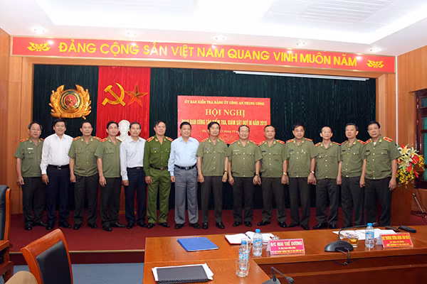 Thứ trưởng Thường trực Đặng Văn Hiếu và đồng chí Mai Thế Dương cùng các đại biểu dự hội nghị.