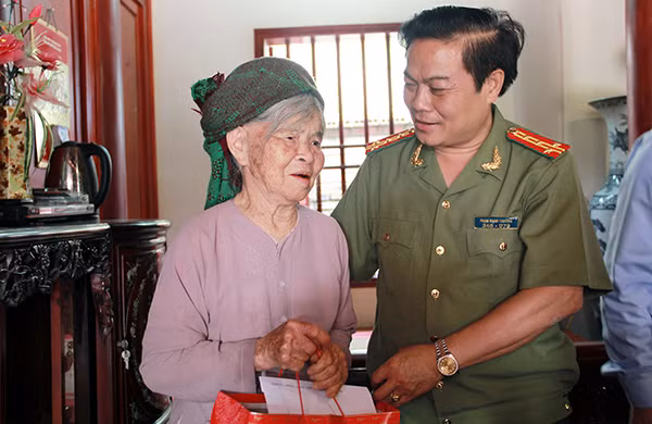 Đại tá Phạm Mạnh Thường, Giám đốc Công an tỉnh Bắc Giang tặng quà mẹ Việt Nam Anh hùng.