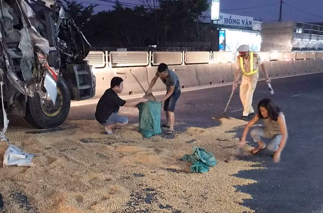 CSGT gom ngô giúp tài xế bị tai nạn.