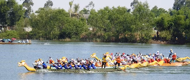 Đua thuyền truyền thống trên sông Bến Hải.