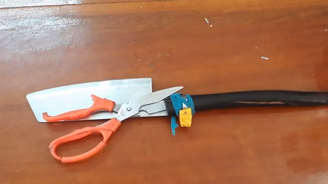 Duyền dùng dao, kéo chém vào ô tô và xe máy của người khác.