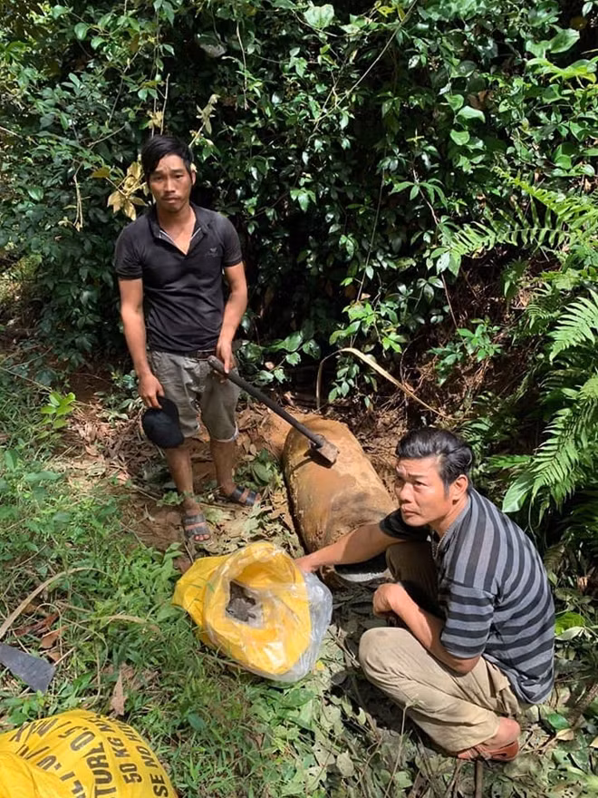 Hai người đàn ông "giỡn mặt tử thần" là quả bom 300 kg.