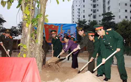Đại tướng Trần Đại Quang trồng cây tại khuôn viên Bộ Tư lệnh Thủ đô Hà Nội.