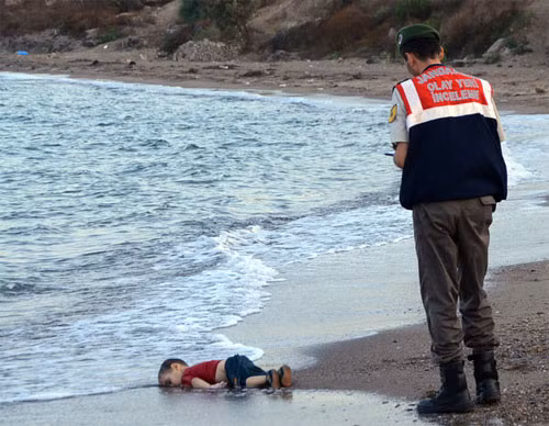 Hình ảnh bé Aylan nằm trên bờ cát lay động cả thế giới. Ảnh: Turkish News Agency Hình ảnh bé Aylan nằm trên bờ cát lay động cả thế giới. Ảnh: Turkish News Agency