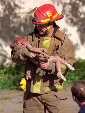 Lính cứu hỏa bế thi thể một em bé thiệt mạng trong vụ đánh bom ở Oklahoma City năm 1995. Ảnh: AP. Lính cứu hỏa bế thi thể một em bé thiệt mạng trong vụ đánh bom ở Oklahoma City năm 1995. Ảnh: AP.