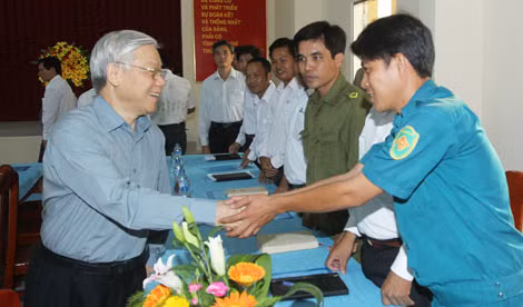 Tổng Bí thư Nguyễn Phú Trọng với cán bộ, nhân dân xã nông thôn mới Phú Cần, huyện Tiểu Cần. Ảnh: TTXVN.