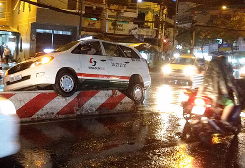 Hiện trường vụ xe taxi gặp nạn.