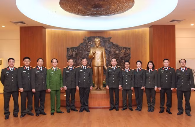 Thứ trưởng Trần Quốc Tỏ, Thứ trưởng Lê Tấn Tới với các đại biểu chụp ảnh lưu niệm tại Bảo tàng CAND.