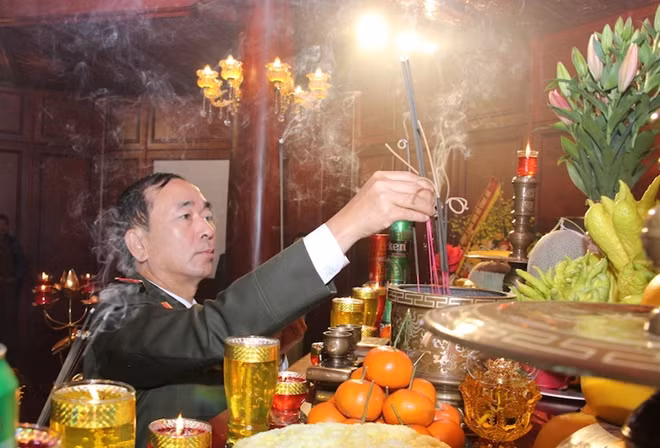 Thứ trưởng Trần Quốc Tỏ, Thứ trưởng Lê Tấn Tới cùng các đồng chí lãnh đạo, đại biểu dâng hương tại Phòng tưởng niệm.