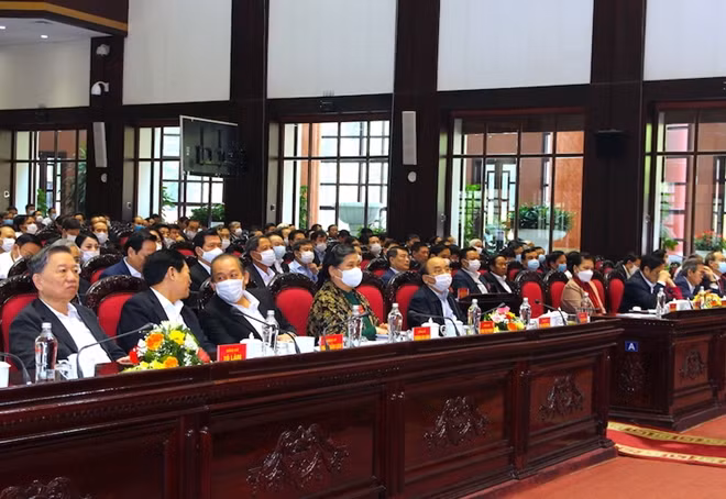 Các đồng chí lãnh đạo, đại biểu tham dự hội nghị.