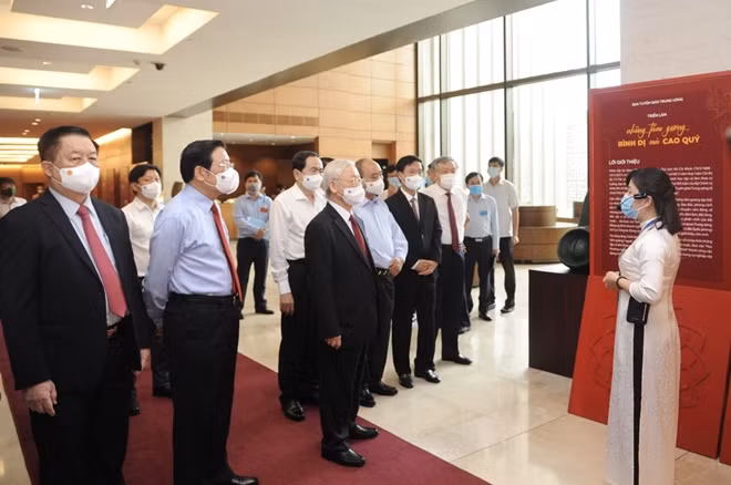 Triển lãm diễn ra trước khi khai mạc Hội nghị.