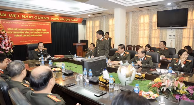 Đại tá Phạm Khải, Tổng Biên tập Báo CAND báo cáo với đồng chí Thứ trưởng kết quả các mặt công tác của đơn vị trong năm 2020.